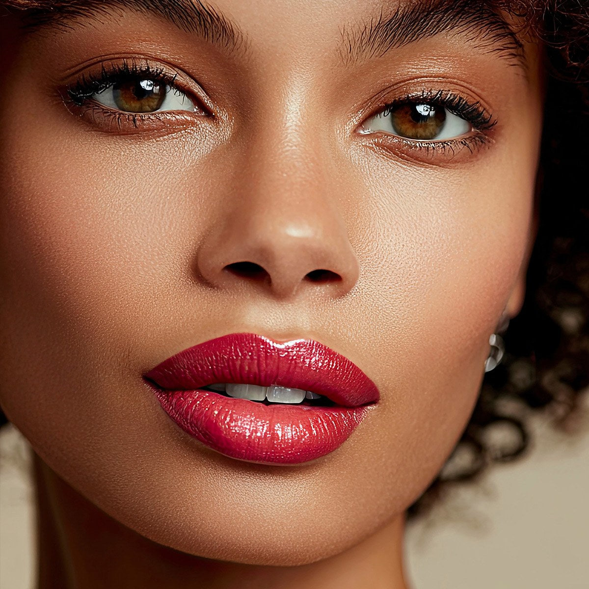 Model mit GOLD Lipstick in kraeftigem Rot - GOLD Cosmetics Make-up